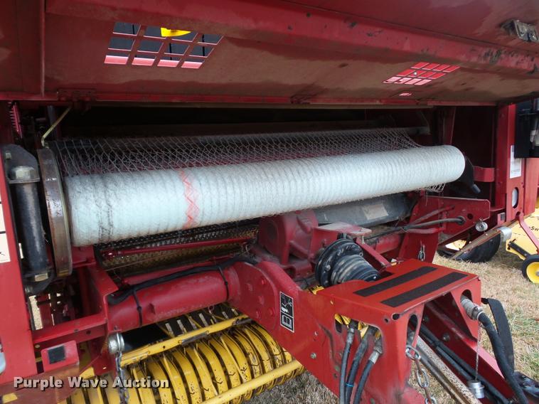 image for item DA4008 2004 New Holland BR780 round baler