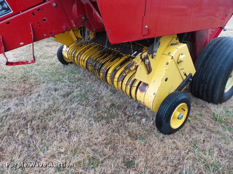 image for item DA4012 2001 New Holland 658 round baler