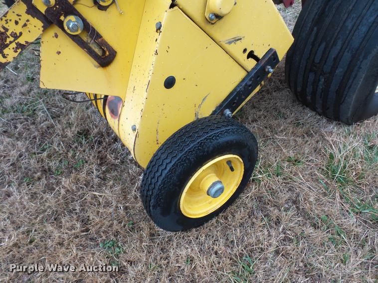 image for item DA4012 2001 New Holland 658 round baler