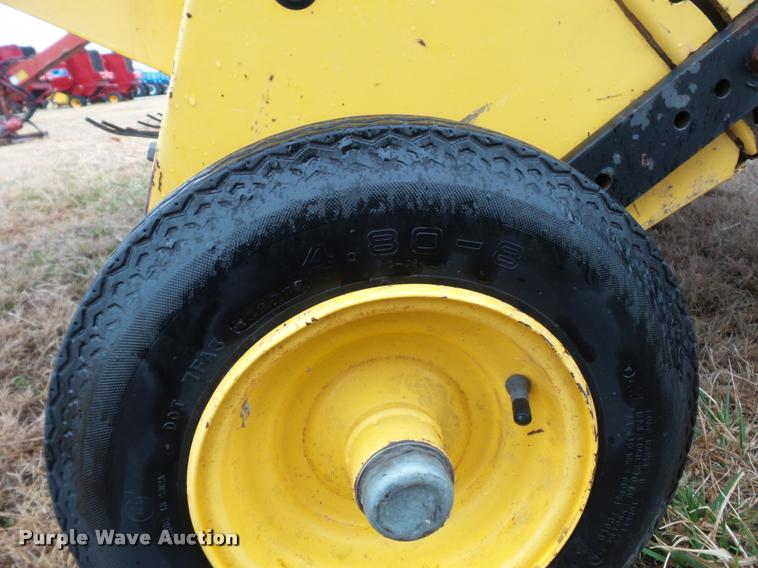 image for item DA4012 2001 New Holland 658 round baler