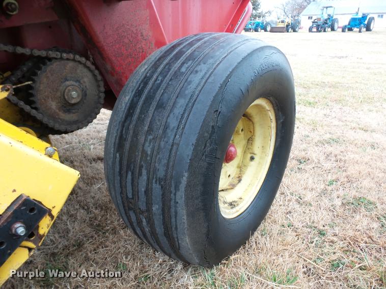 image for item DA4012 2001 New Holland 658 round baler