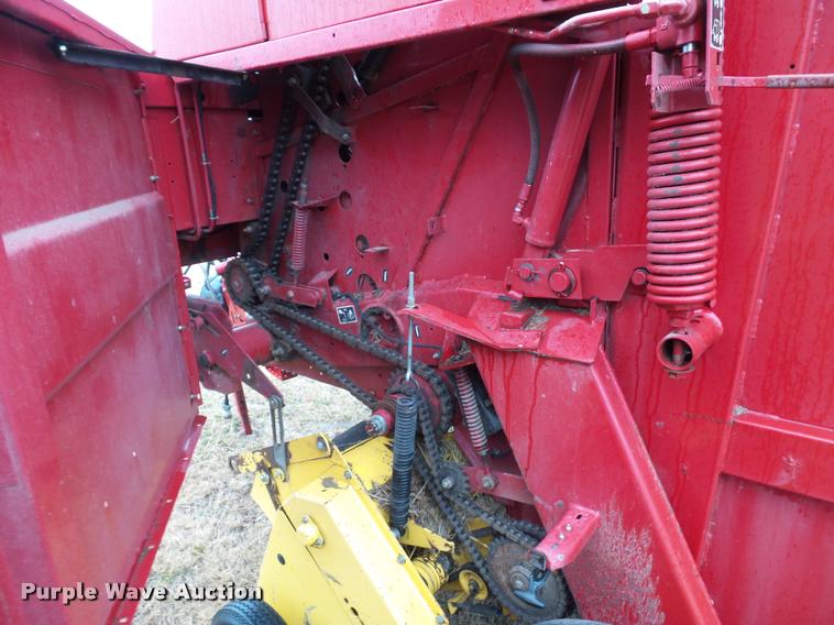 image for item DA4012 2001 New Holland 658 round baler