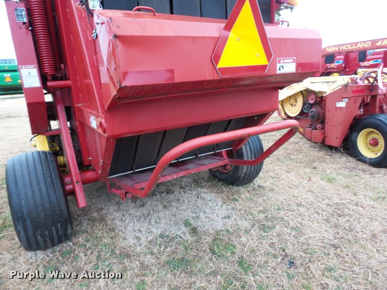 image for item DA4012 2001 New Holland 658 round baler