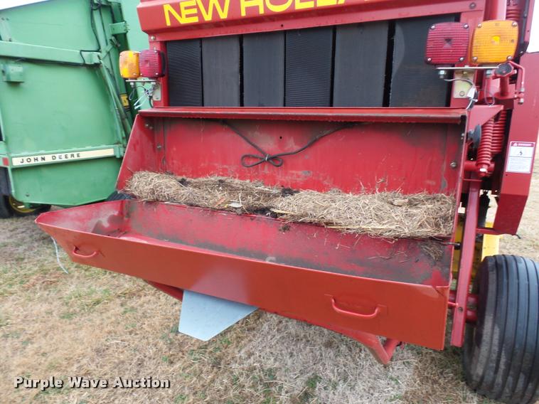 image for item DA4012 2001 New Holland 658 round baler