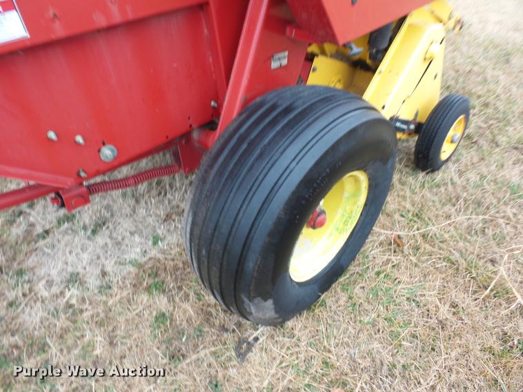 image for item DA4012 2001 New Holland 658 round baler