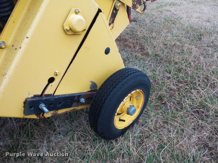 image for item DA4012 2001 New Holland 658 round baler