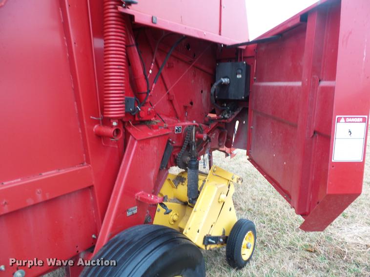 image for item DA4012 2001 New Holland 658 round baler