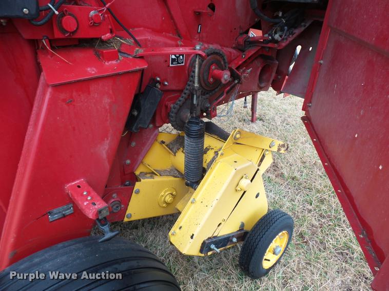 image for item DA4012 2001 New Holland 658 round baler
