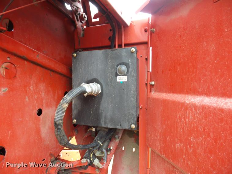 image for item DA4012 2001 New Holland 658 round baler