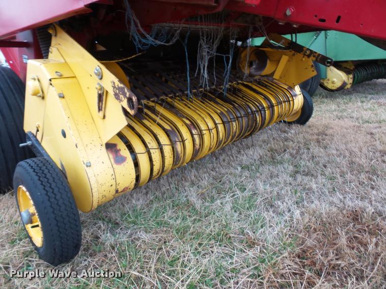 image for item DA4012 2001 New Holland 658 round baler