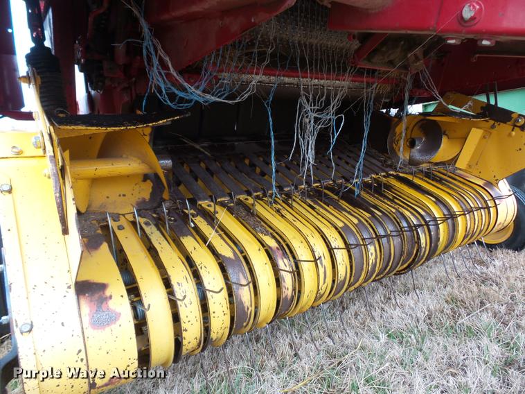 image for item DA4012 2001 New Holland 658 round baler