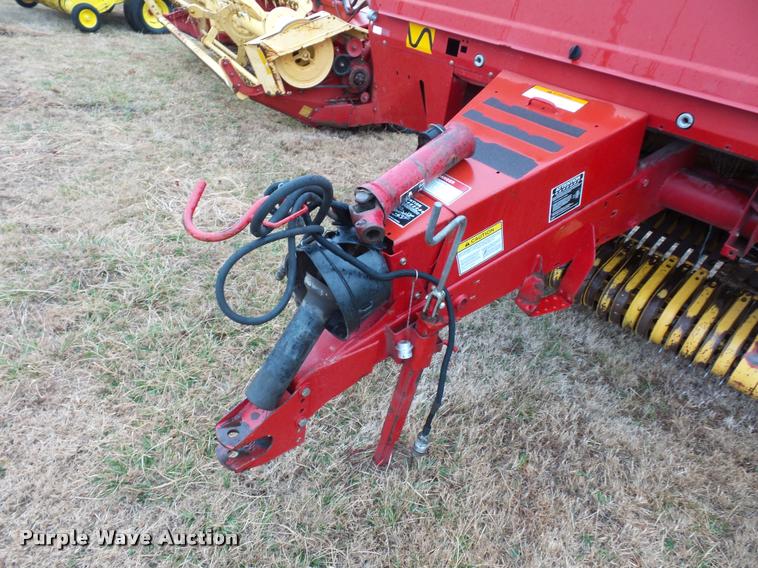 image for item DA4012 2001 New Holland 658 round baler