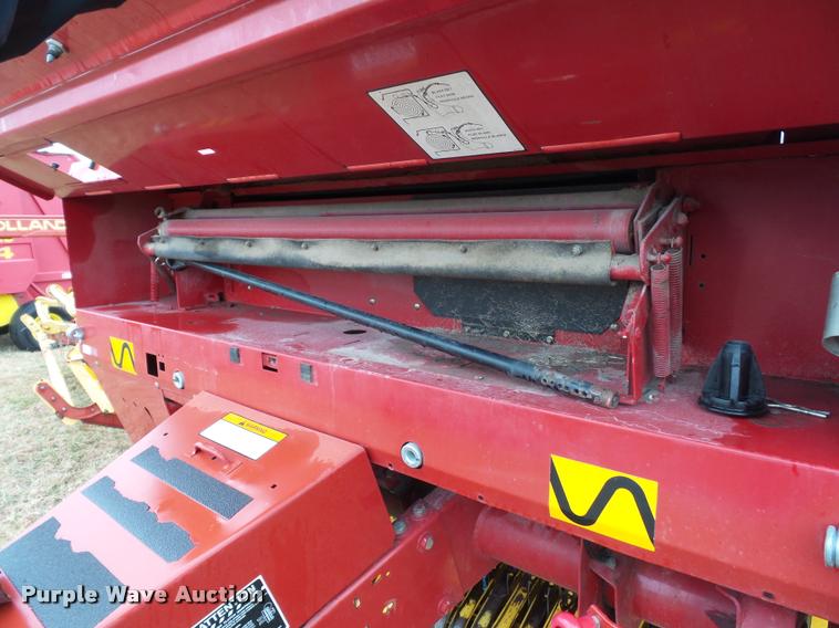 image for item DA4012 2001 New Holland 658 round baler