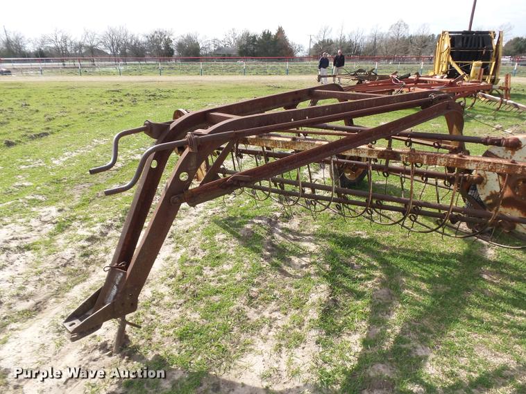 International hay rake in Ennis, TX Item DE9519 sold Purple Wave
