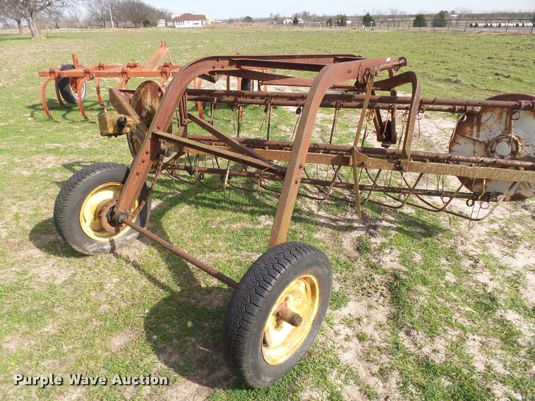 International hay rake in Ennis, TX Item DE9519 sold Purple Wave