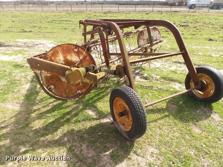 International hay rake in Ennis, TX Item DE9519 sold Purple Wave