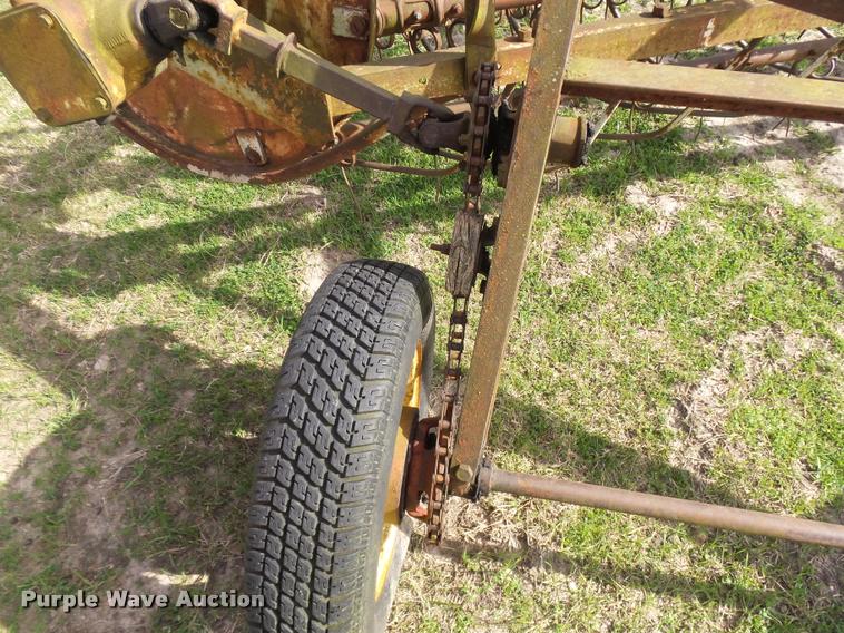 image for item DE9519 International hay rake