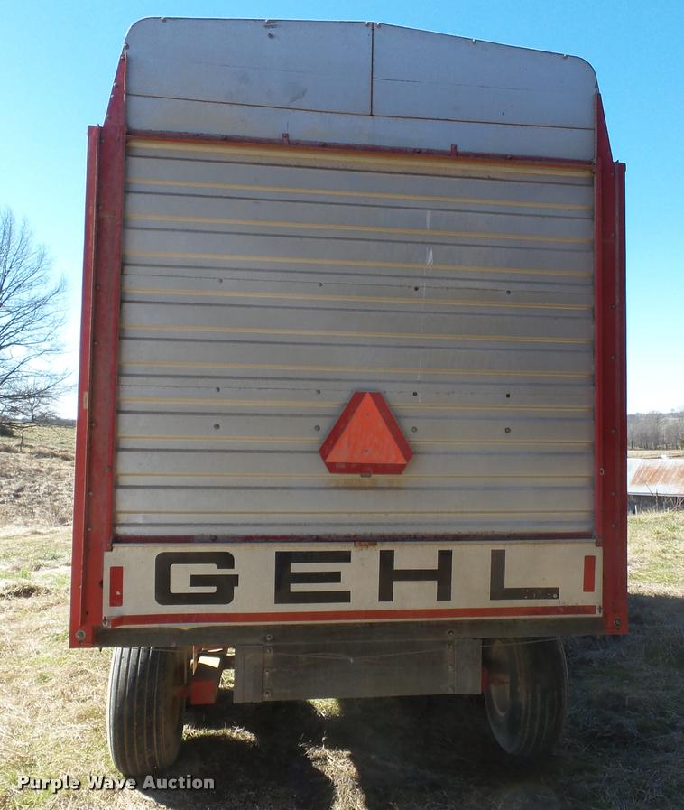 image for item K3350 Gehl BU970 silage wagon
