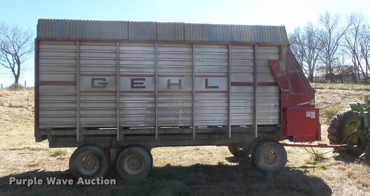 image for item K3350 Gehl BU970 silage wagon