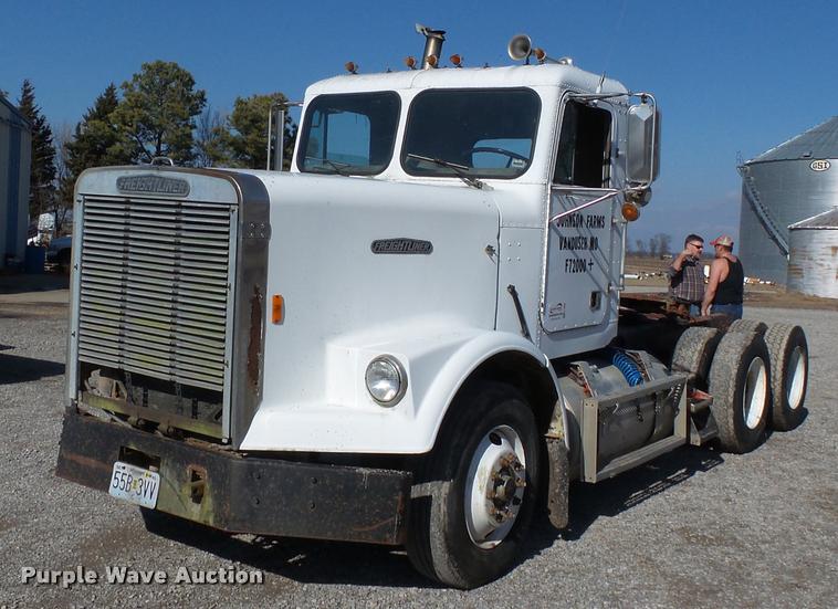 image for item K3368 1986 Freightliner semi truck