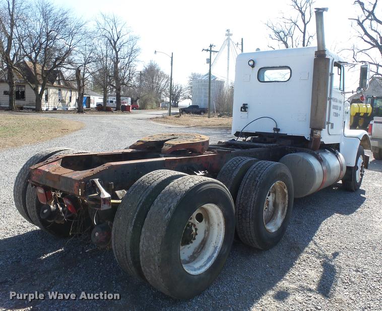 image for item K3368 1986 Freightliner semi truck