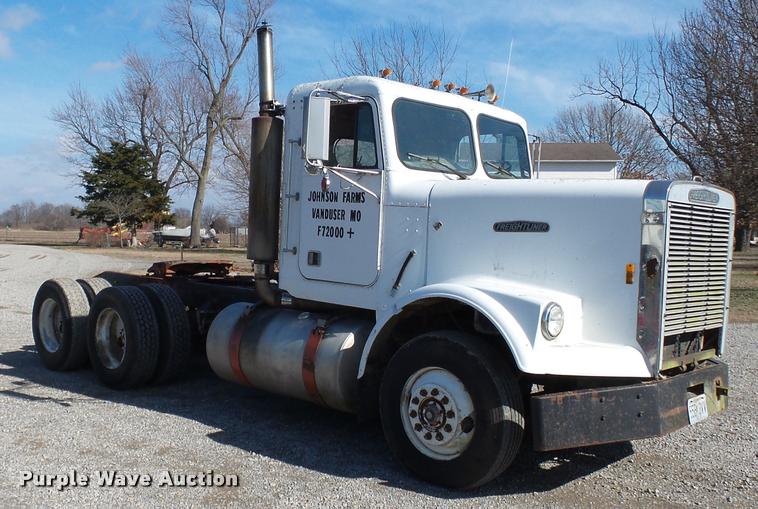 image for item K3368 1986 Freightliner semi truck