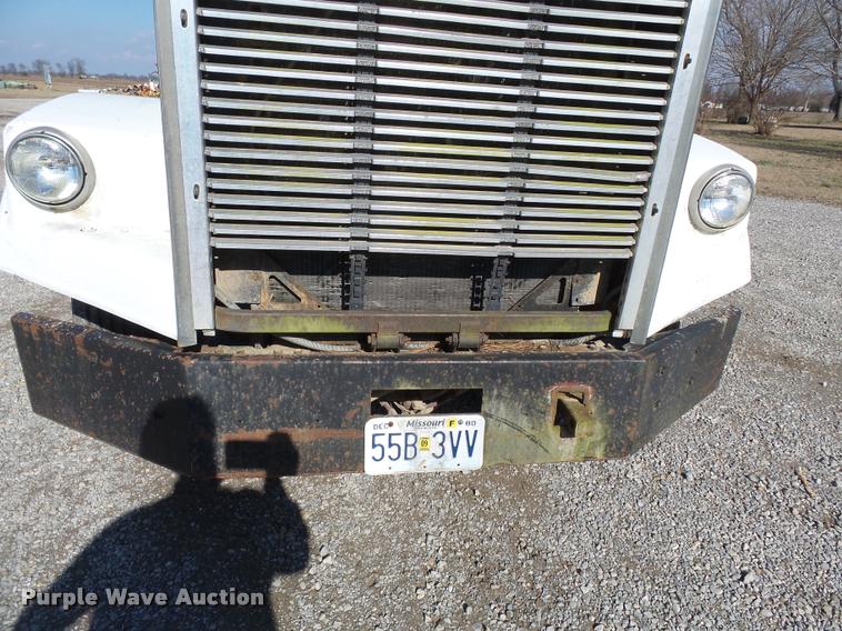 image for item K3368 1986 Freightliner semi truck