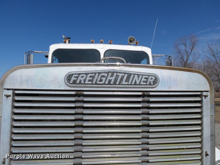 image for item K3368 1986 Freightliner semi truck