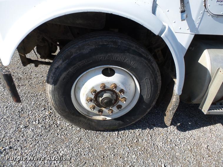 image for item K3368 1986 Freightliner semi truck