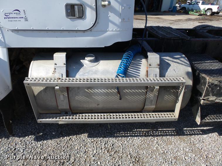 image for item K3368 1986 Freightliner semi truck