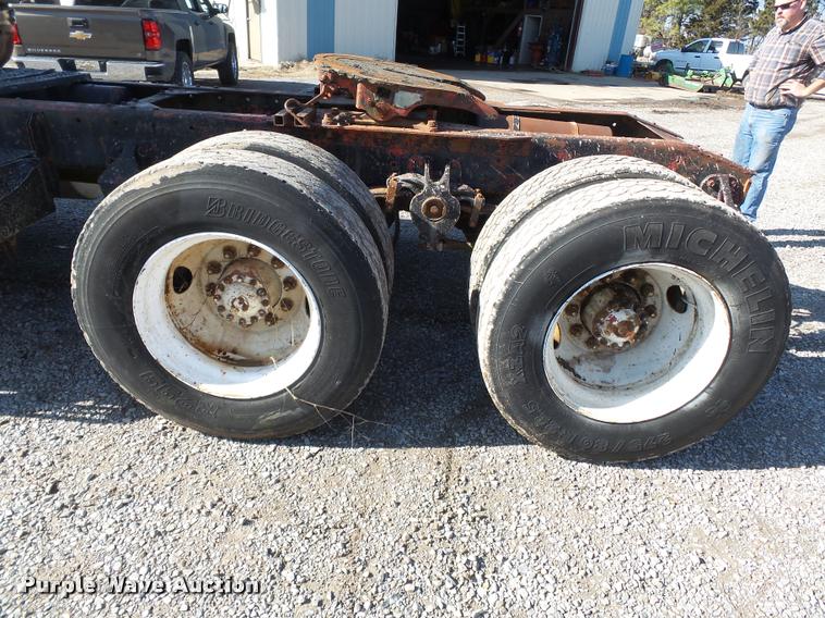 image for item K3368 1986 Freightliner semi truck