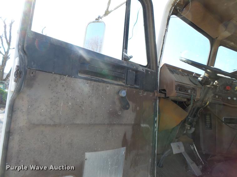 image for item K3368 1986 Freightliner semi truck