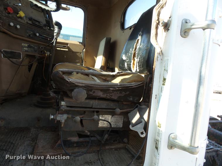 image for item K3368 1986 Freightliner semi truck