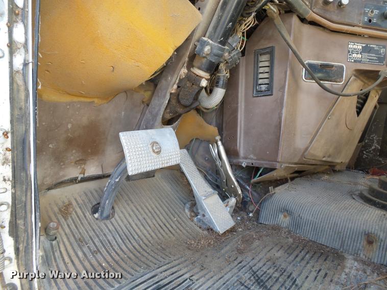 image for item K3368 1986 Freightliner semi truck