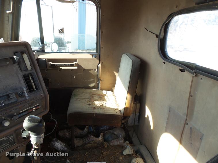 image for item K3368 1986 Freightliner semi truck
