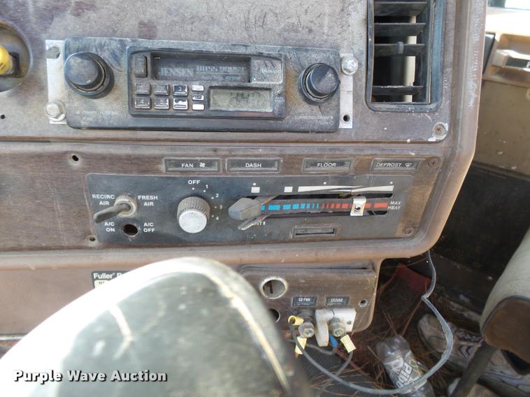 image for item K3368 1986 Freightliner semi truck