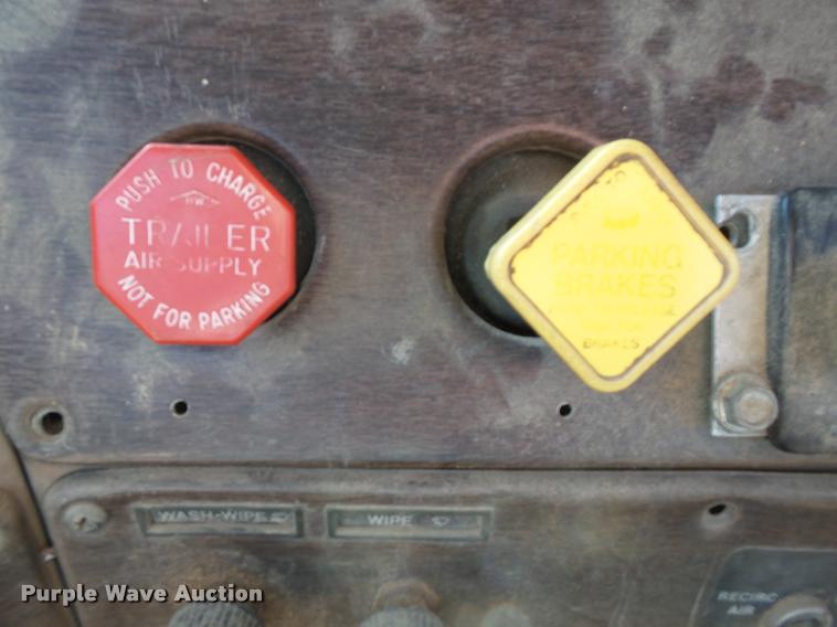 image for item K3368 1986 Freightliner semi truck