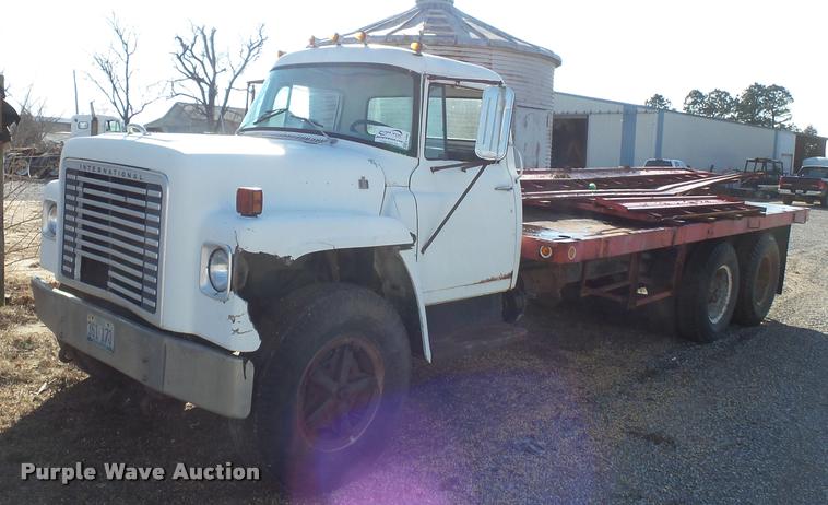 image for item K3369 1977 International 1700 grain truck