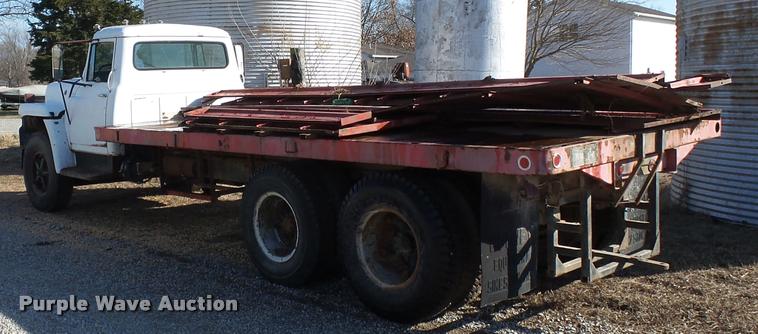 image for item K3369 1977 International 1700 grain truck