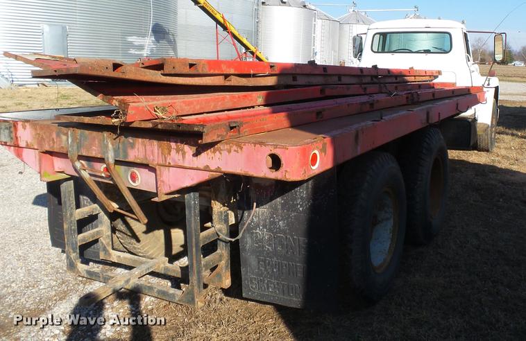 image for item K3369 1977 International 1700 grain truck