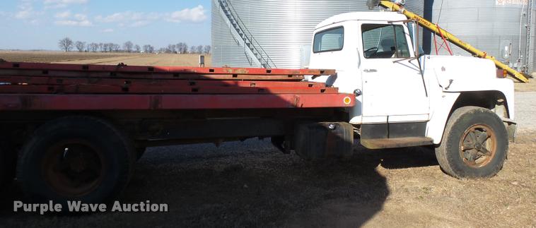 image for item K3369 1977 International 1700 grain truck