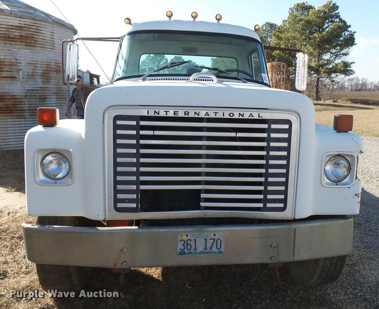 image for item K3369 1977 International 1700 grain truck