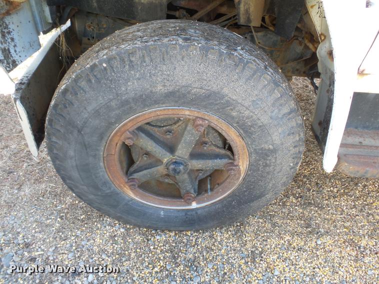 image for item K3369 1977 International 1700 grain truck