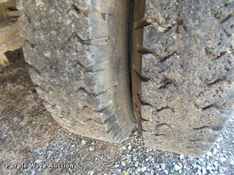 image for item K3369 1977 International 1700 grain truck