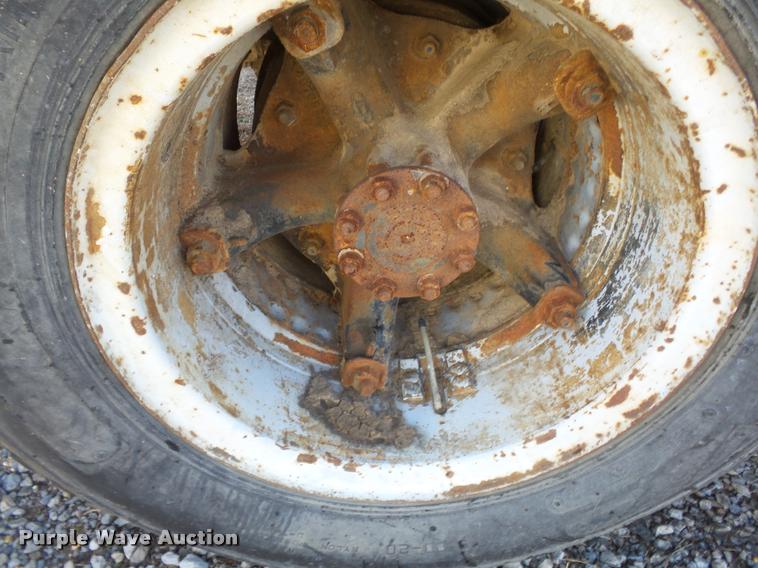 image for item K3369 1977 International 1700 grain truck