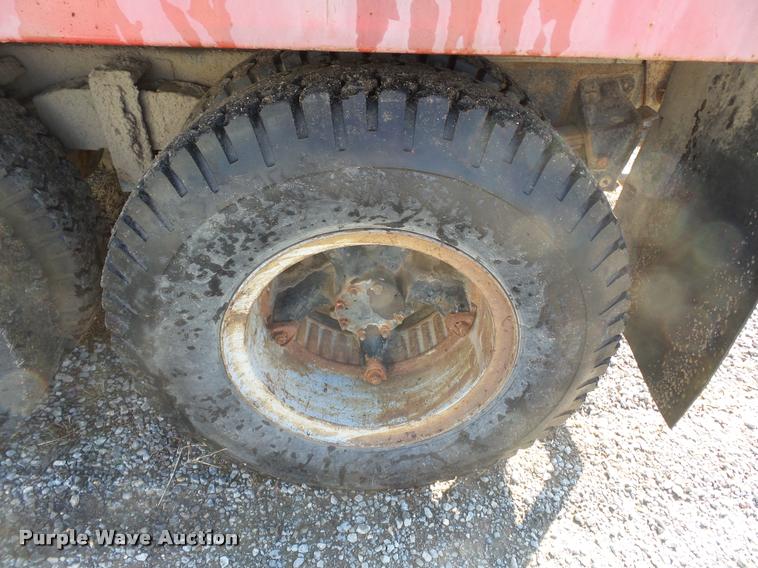 image for item K3369 1977 International 1700 grain truck