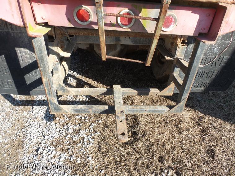 image for item K3369 1977 International 1700 grain truck