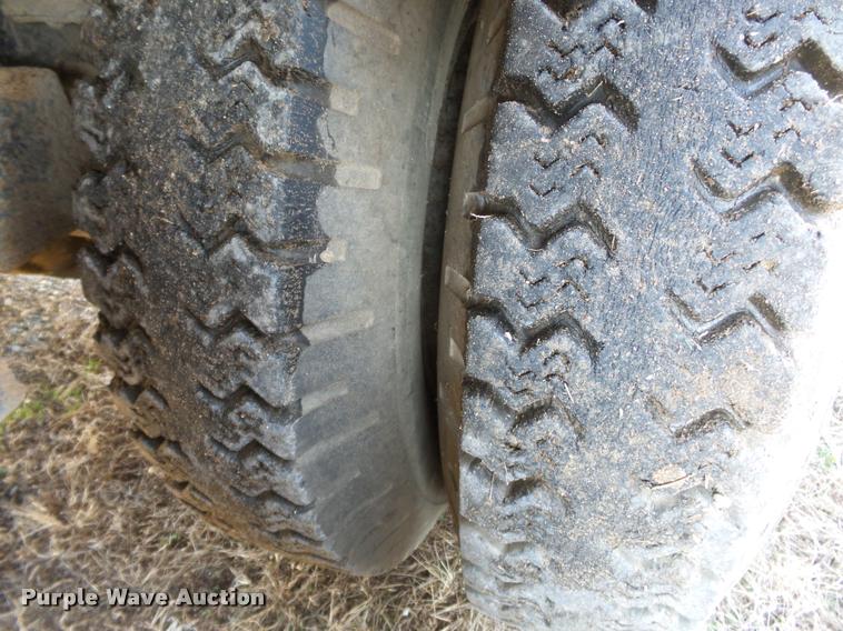 image for item K3369 1977 International 1700 grain truck