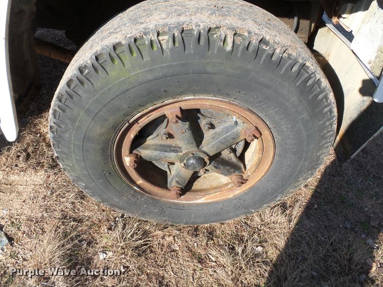 image for item K3369 1977 International 1700 grain truck