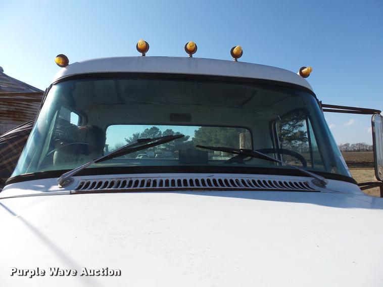 image for item K3369 1977 International 1700 grain truck